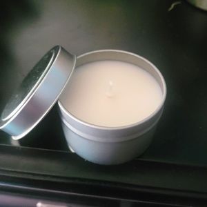 4 oz travel tin in Apples and honey.  HAS 25 HOUR BURN TIME